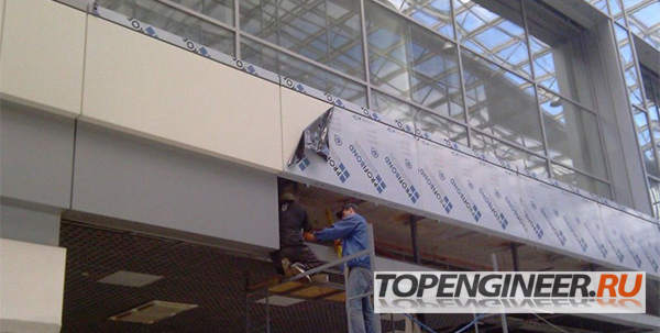 Монтаж алюминиевых конструкций - монтажники на кране
