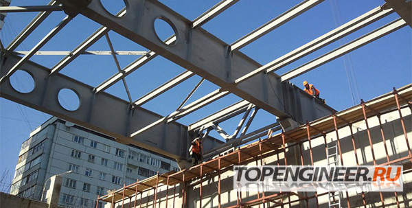 Монтаж балок - балки кровли с отверстиями