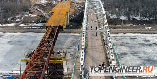 Монтаж моста через реку 