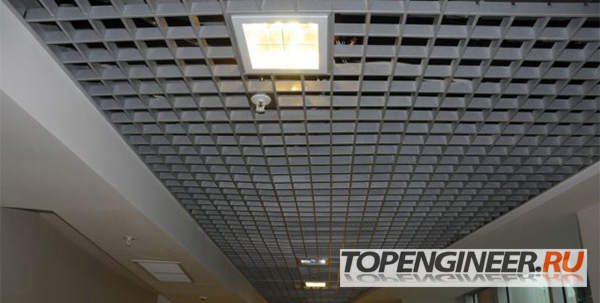 Монтаж подвесных конструкций - оформление решеткой