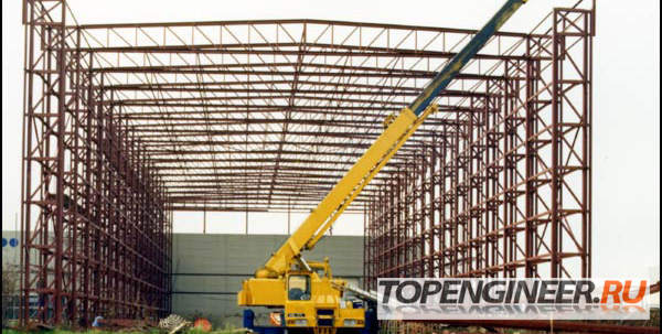 Монтаж складов - кран в работе