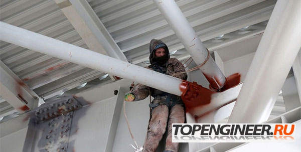 Монтаж связей - рабочий производит сборку конструкций